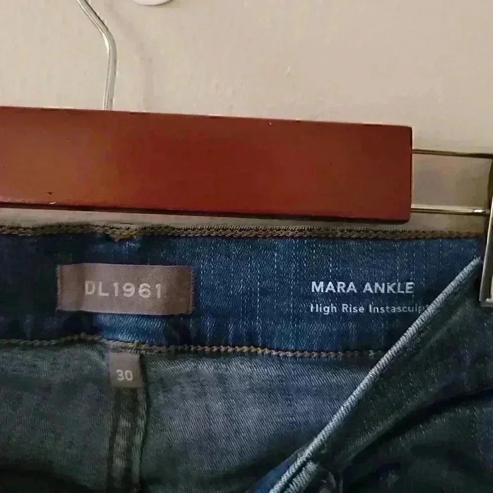 DL1961 Mara Ankle High Rise Instasculpt Straight Distressed Jeans Size 30 - Picture 7 of 9